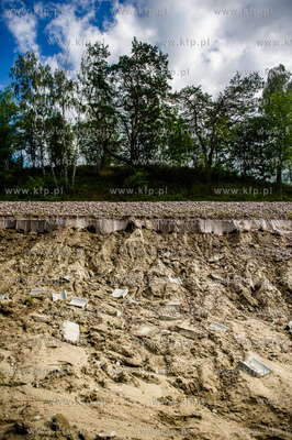 Gdańsk. Uszkodzony przez silne opady deszczu nasyp...