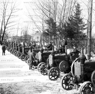 Ciegniki Ursus na placu. 1960 0002952 Fot. Zbigniew...