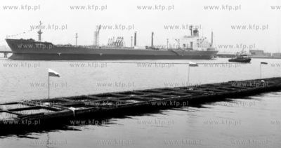 Zbiornikowiec Zawrat w Porcie Polnocnym w Gdansku....