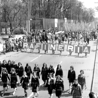Pracownicy Rafinerii Gdanskiej w pochodzie pierwszomajowym...