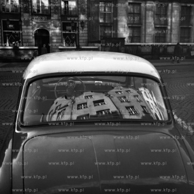 Kamieniczki na Długim Targu w Gdańsku odbite w szybie...