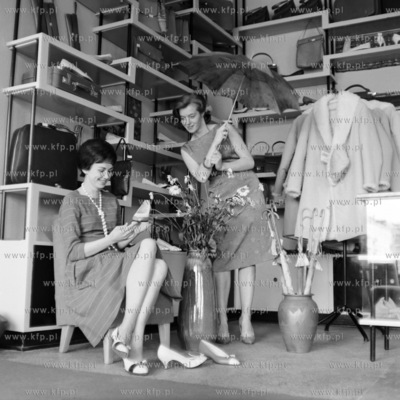 Wnętrze nowo otwartego sklepu cepelia "Żona Modna"...