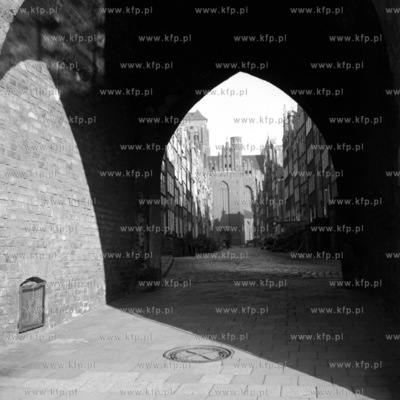 Ulica Mariacka widziana spod Bramy Mariackiej w Gdańsku....