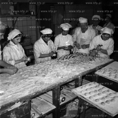 Przygotowania do Tłustego Czwartku w cukierni nr 1...