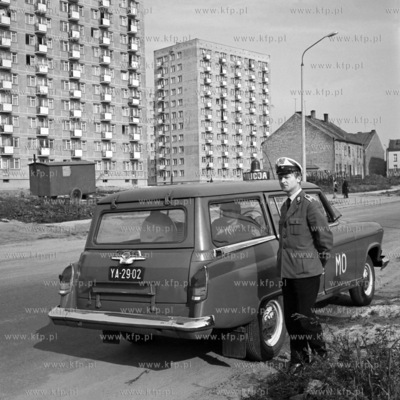 Kontrola ruchu drogowego przez milicjanta Milicji Obywatelskiej....