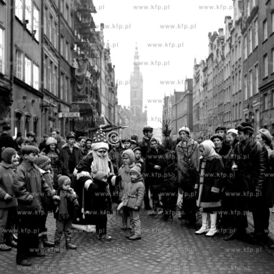 Święty Mikołaj na ulicy Długiej w Gdańsku. 19700005125z_grudzien70Fot....