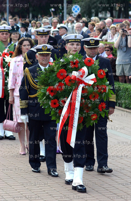 Zlozenie kwiatow i wiencow na plycie Marynarza Polskiego...