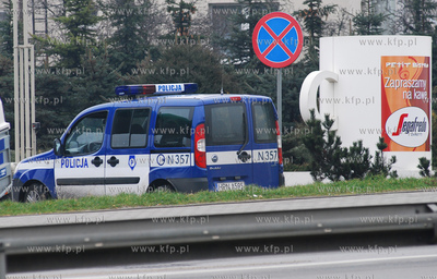 Policyjny radiowoz parkujacy pod znakiem zakazu parkowania
21.03.2007
Fot....