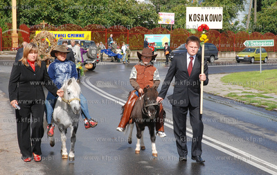Kosakowo. Dozynki gminne. Nz. Uczestnicy dozynkowego...
