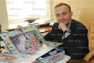 Gdynia znalazla sie na planszy gry MONOPOLY. Nz. Wojciech...