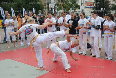Pokazy brazylijskiej sztuki walki capoeiry na Placu...