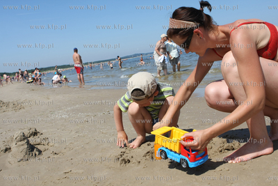 Swinoujsciu. Sloneczna pogoda sprzyja plazowaniu i...