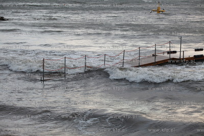 Gdynia Orlowo. Sztorm opanowal plaze i pomost. 13.10.2009...