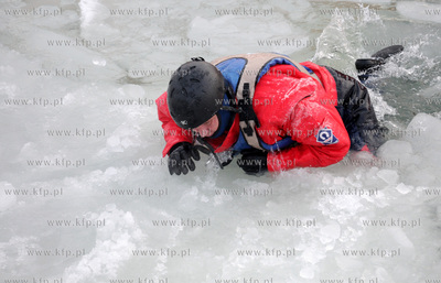 Gdynia, port jachtowy. Jak przetrwac na zamarznietym...