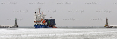 Niedzielny ruch statkow w gdynskim porcie. Nz Wyplywajacy...