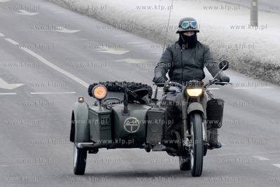 Niecodzienny motocyklista z karabinem maszynowym na...