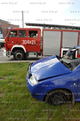 Wypadek samochodowy na Podwalu Grodzkim, niebieska...