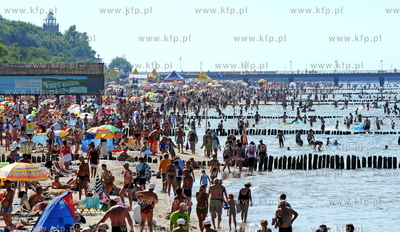 Gorace klimaty na plazy w Kolobrzegu.
11.07.2010
fot....