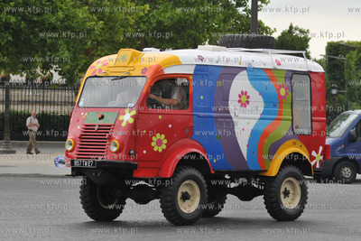 Przejazd ulicami Paryza zabytkowych i unikalnych samochodow...