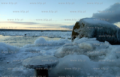 Ustka. Kra lodowa zablokowala kanal portowy w Ustce....