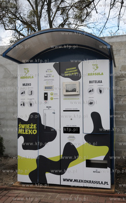 Mlekomat przy Placu Dworcowym w Gdyni Chyloni. 13.04.2012...