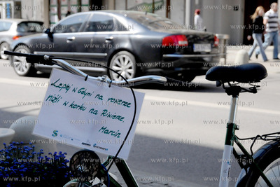 Rowerzysci z Gdyni zachecaja mieszkancow miasta i odwiedzajacych...