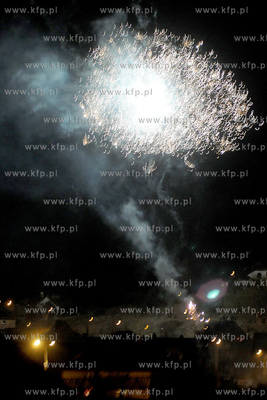 Mieszkancy Gdyni i Rumi witaja Nowy Rok 2013 fajerwerkami...