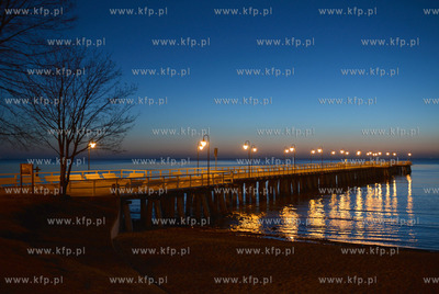 Gdynia Orlowo. Na Orlowskiej plazy o swicie. Oswietlone...