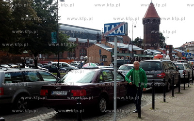 Gdansk. Podwale Staromiejskie. Taksowkarz czekajacy...