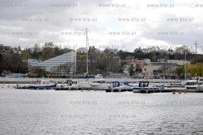 Opustoszala w czasie epidemii Marina Gdynia - basen...