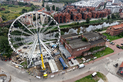 Demontaż koła widokowego Amber Sky na wyspie Ołowianka...