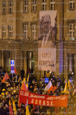 Gdańsk. Przemarsz konduktu żałobnego z trumną zamordowanego...