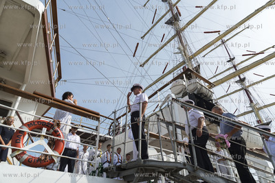 Dar Młodzieży wpływa do Nabrzeża Pomorskiego w...