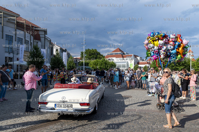 Sopot. Parada ulicą Bohaterów Monte Cassino do muszli...