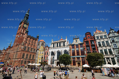 Gdansk, Dlugi Targ. Po lewej Ratusz Glowny, w srodku...