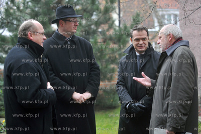 Dzien zawieszania wiechy na remontowanym dachu kosciola...