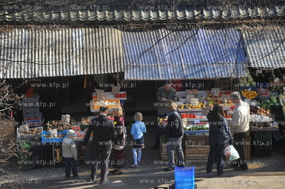 Stoiska handlowe wzdluz starego muru obronnego na ul....