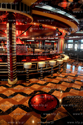 Statek wycieczkowy Costa Pacifica plywajacy pod wloska...