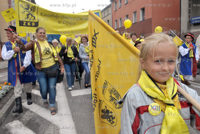 XIII Swiatowy Zjazd Kaszubow w Leborku. Barwny korowod...