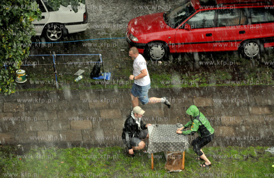Gdansk. Podwale Staromiejskie. Gwaltowna burza zmusila...