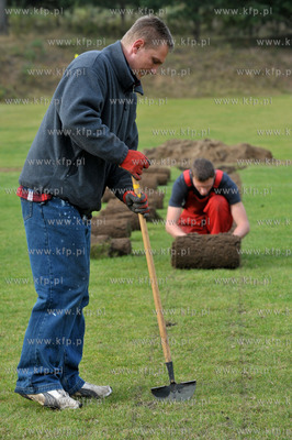 Prace przy instalacji systemu automatycznego nawadniania...