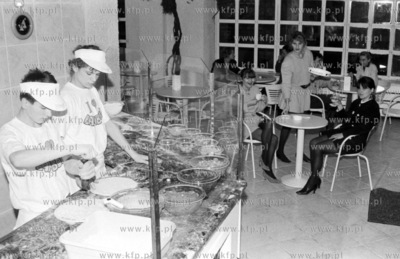 Pizzeria Bambola na ul. Swietojanskiej w Gdyni. 19.01.1992...