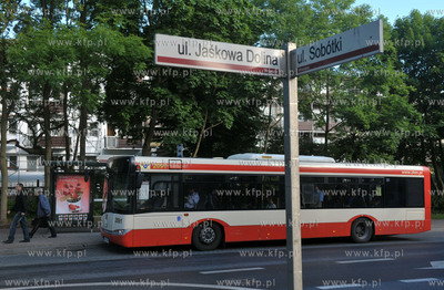 Gdańsk Wrzeszcz. Ul. Jaskowa Dolina na wysokosci skrzyzowania...