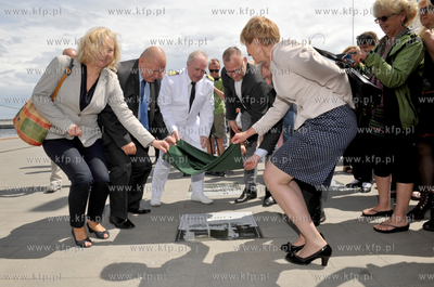 Uroczystosc wmurowania tablicy z wycieczkowcem Mein...