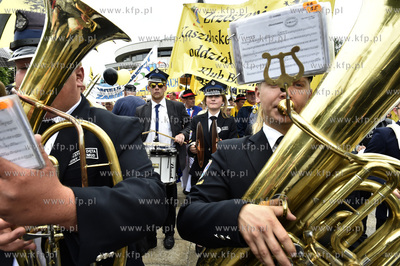 XIX Światowy Zjazd Kaszubów odbył się w Rumi. Przemarsz...