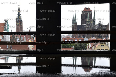 Uroczystosc zawieszenia wiechy na budowanym kompleksie...