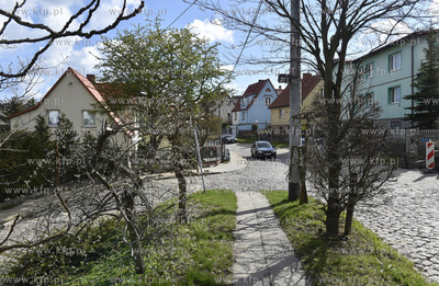 Gdańsk Siedlce, brukowana ul. Na zboczu, skrzyżowane...