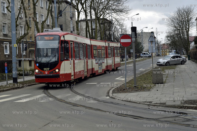 Gdańsk Nowy Port.  Tramwaj wyjeżdza z Włądysława...