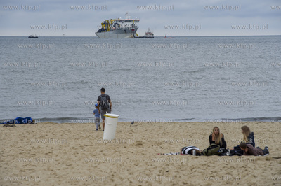 Gdańsk Brzeźno. Plaża, w oddali pogłębianie toru...