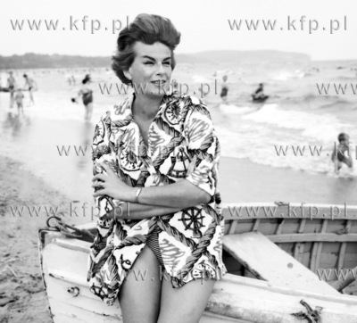 Maria Koterbska na plazy w Sopocie. 0004007z 1963 Fot....